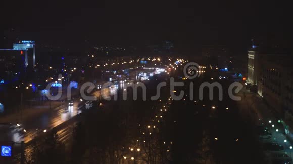 夜间有汽车灯路灯的街道延时视频的预览图