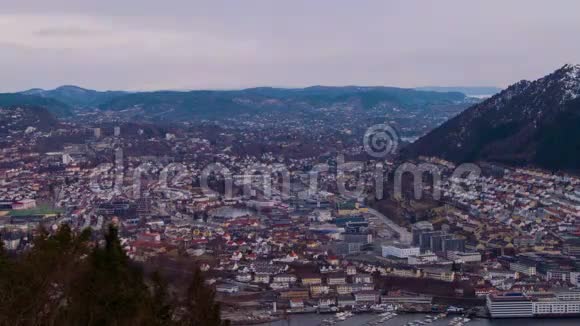城市上空日落挪威卑尔根时间流逝视频的预览图