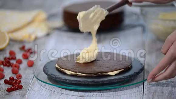 巧克力蜜层蛋糕梅多维克专业糖果师制作美味蛋糕视频的预览图