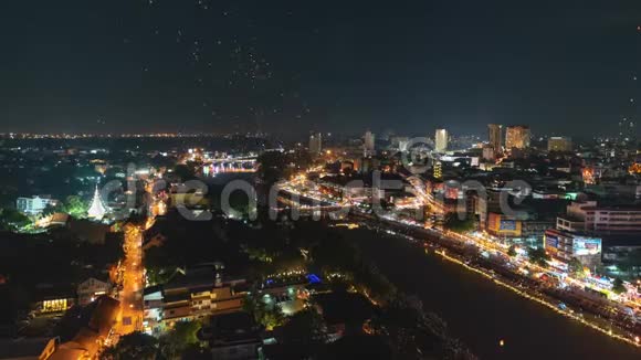4K时节浮动灯笼和人在义鹏节或洛伊克拉通庆祝在清迈泰国视频的预览图