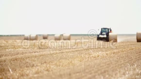 拖拉机释放干草稻草农业背景视频的预览图