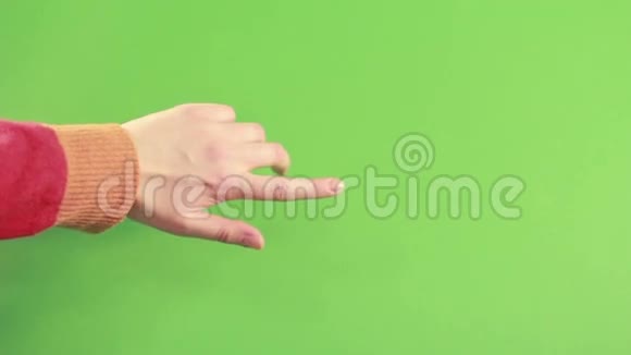 在绿色屏幕上隔离的人手在工作室里手指着背景视频的预览图
