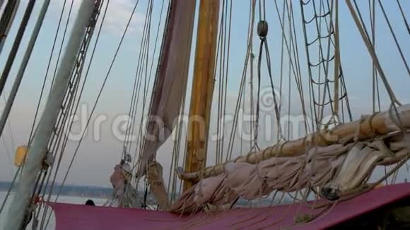 在GH44K号船帆桅杆上用绳子和卷着大衣服视频的预览图