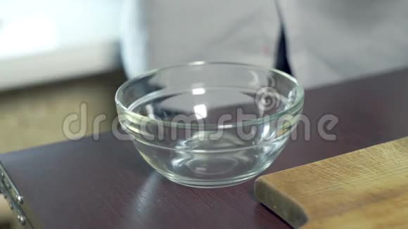 蛋黄落在玻璃碗里食品配料准备烘焙原料视频的预览图