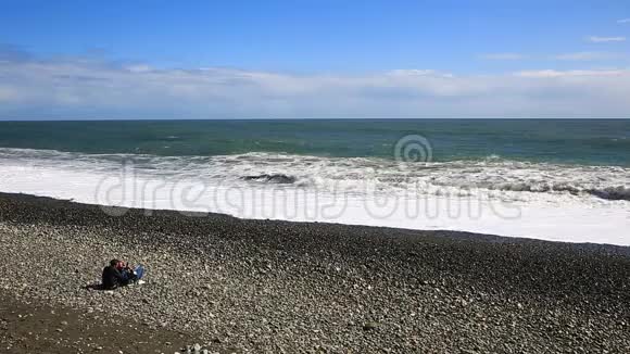 在海浪的风暴中人类会做出危险的自我视频的预览图