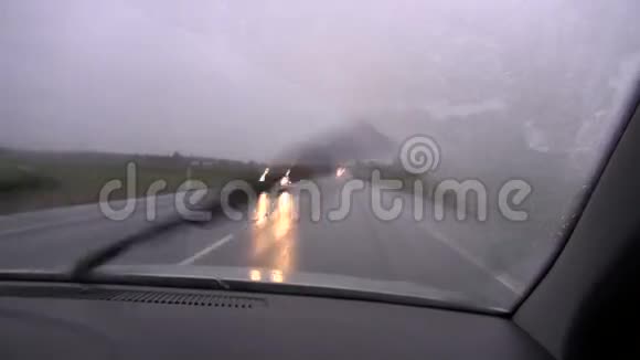 清晨的薄雾和道路上的雨视频的预览图