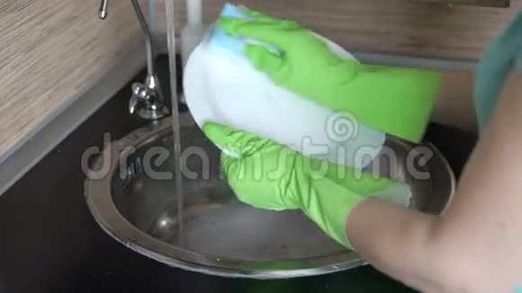 年轻女子在厨房洗碗视频的预览图