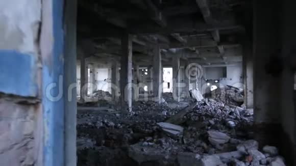 毁坏建筑物或房舍的废墟视频的预览图