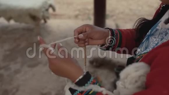 女人做羊毛纺织手工制作的传统彩色羊毛秘鲁妇女做羊驼纺织品视频的预览图