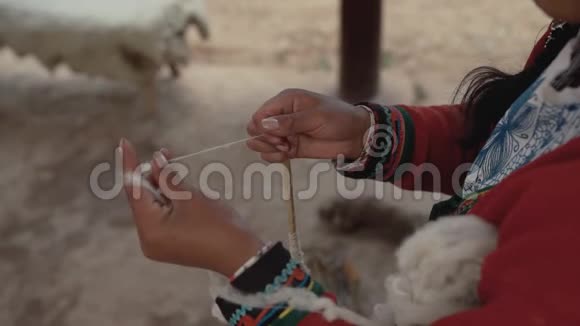 女人做羊毛纺织手工制作的传统彩色羊毛秘鲁妇女做羊驼纺织品视频的预览图
