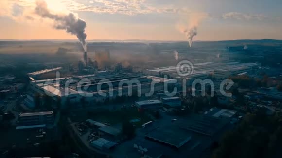 工业城市景观与吸烟工厂视频的预览图