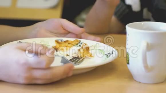 坐在桌子旁的孩子吃着炒菜视频的预览图