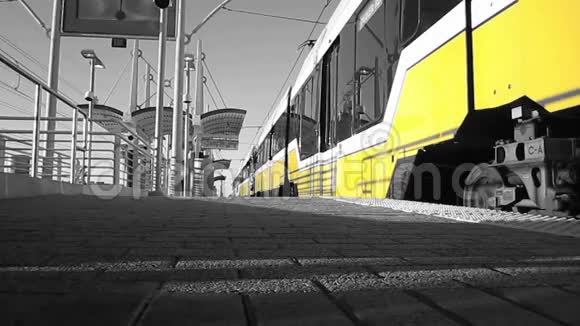 戴特火车在黑色和白色口音在达拉斯得克萨斯州视频的预览图