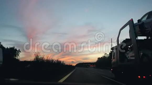 在高速公路上行驶前面有雄伟的彩色天空视频的预览图