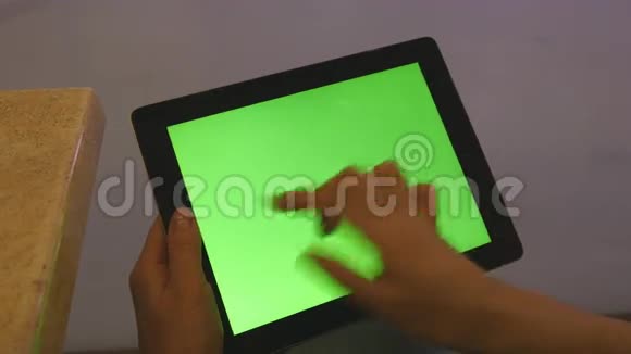 女性手使用平板电脑与绿色屏幕在购物中心视频的预览图
