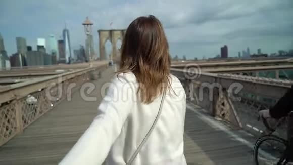 年轻夫妇在布鲁克林大桥散步视频的预览图