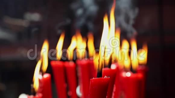 道教圣地的蜡烛慢慢燃烧视频的预览图