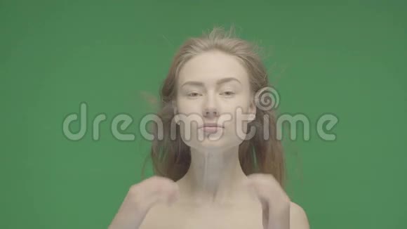 女人脸上的美丽肖像视频的预览图