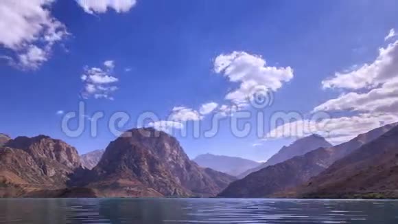 在山上的湖模糊的伊斯坎德库尔蒂姆视频的预览图