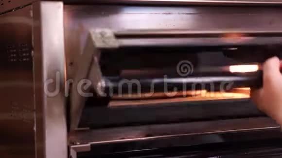 在烤箱里煮披萨视频的预览图