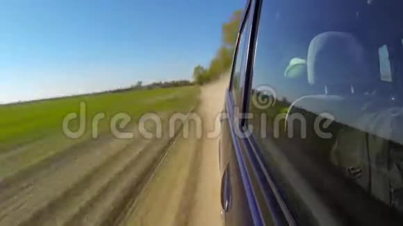 快速驾驶汽车在农村时间推移视频的预览图