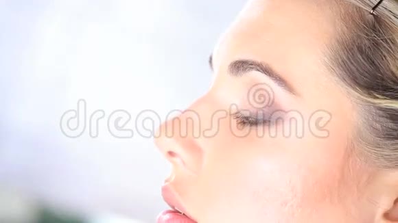 化妆师用画笔眉毛视频的预览图