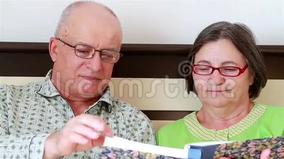 年长夫妇在看相册视频的预览图