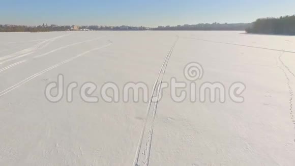 冬天的乐趣在冰冻的湖冰上乘雪车旅行视频的预览图