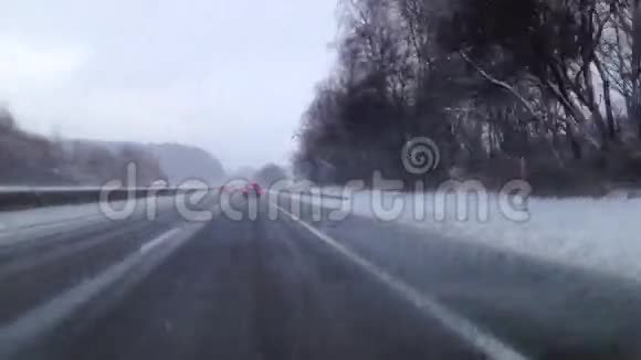 奥地利萨尔茨堡冬季大雪纷飞道路滑滑视频的预览图