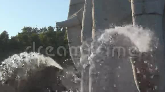 喷泉在冒泡有喷泉的美丽景观石碗里的喷泉视频的预览图