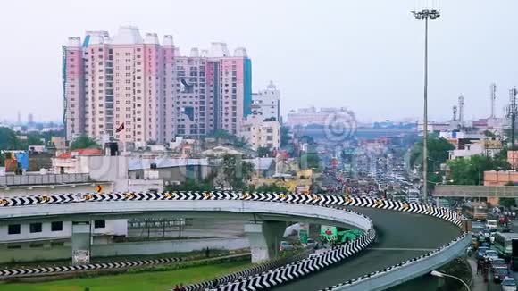 印度钦奈桥下的交通和行人视频的预览图