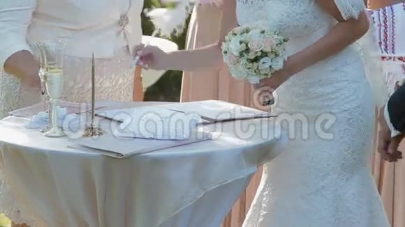 新娘签名结婚合同证件视频的预览图