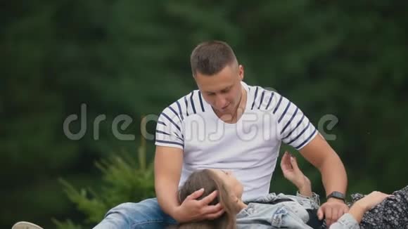 一对正在野餐的年轻夫妇视频的预览图