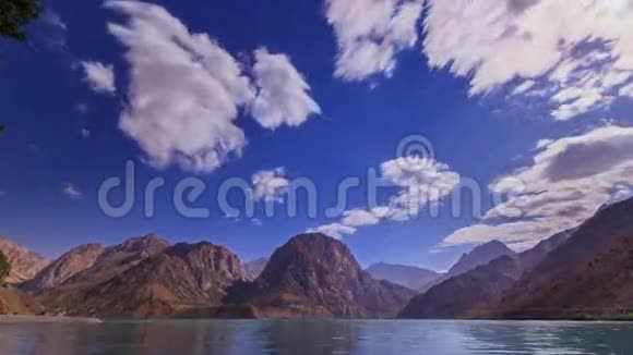 在山上的湖模糊的放大伊斯坎德库尔视频的预览图
