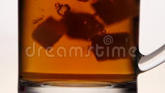 糖落到杯茶的底部白色背景视频的预览图