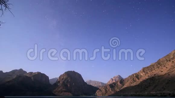 月亮越过山湖放大塔吉克斯坦伊斯坎德视频的预览图