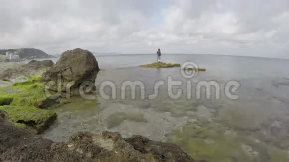 美丽的海滩与石头卵石在罗德斯岛和孤独的渔夫希腊延时4K视频的预览图