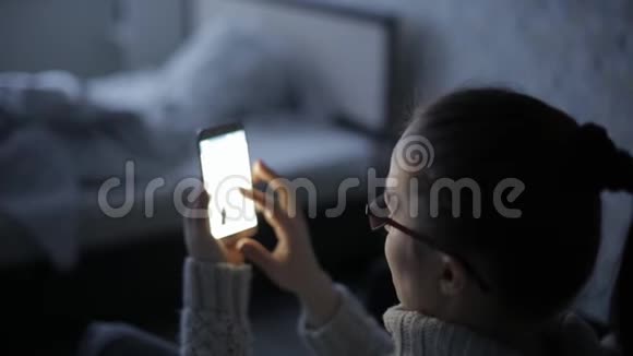 白人女性使用智能手机手机屏幕反映在眼镜上社会网络技术沟通观念视频的预览图