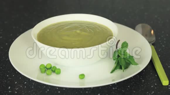 提供健康的白碗素食甜汤用薄荷装饰视频的预览图