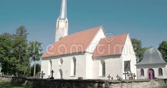 一座古老的白色教堂来自ViakeMaarja小镇视频的预览图