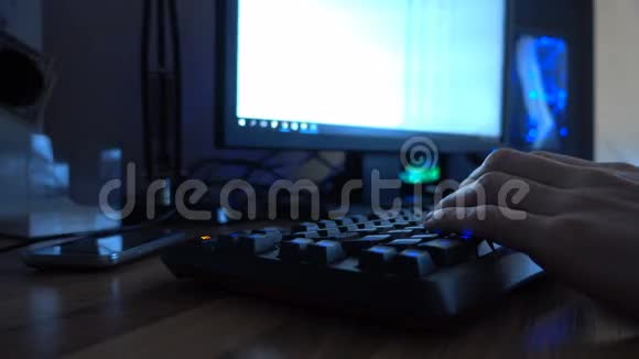 在电脑键盘4k上用手打字视频的预览图