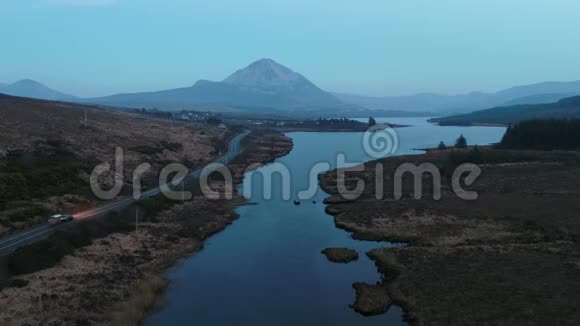 太阳落山以上的Errigrig山和LoughNacung下多尼加尔县爱尔兰视频的预览图