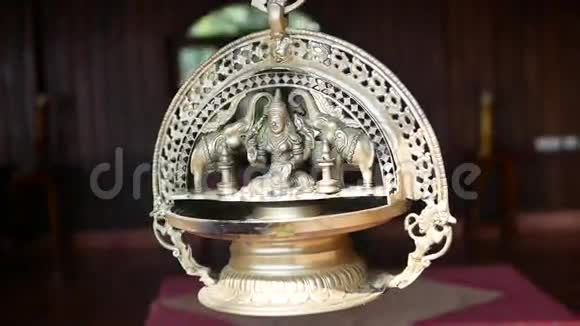 马哈维迪亚伟大的智慧德维卡玛拉特米卡卡马拉金印度女神和两个大象雕塑视频的预览图