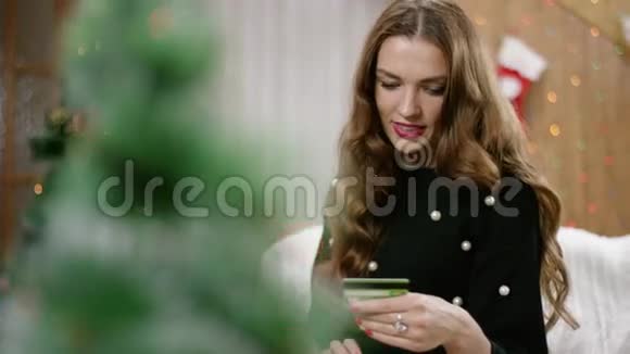 女人通过互联网付款视频的预览图