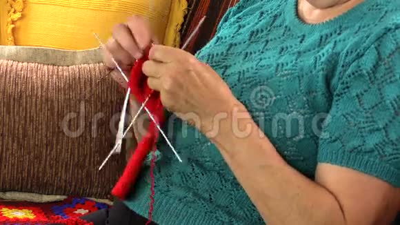 用五针把老妇人的双手编织袜子视频的预览图