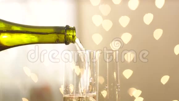 在婚礼当天装上香槟酒杯视频的预览图