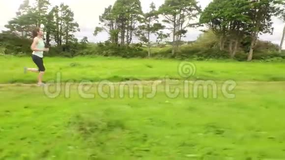 适合女人在绿色的风景中奔跑视频的预览图