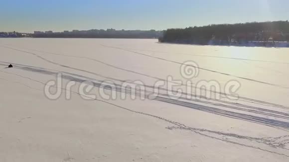 冬天的乐趣在冰冻的湖冰上乘雪车旅行视频的预览图