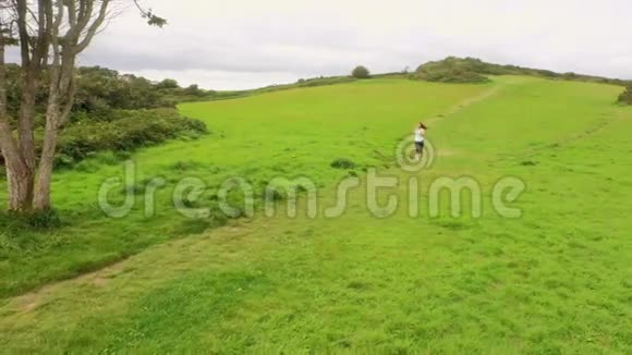 适合女人在绿色的风景中奔跑视频的预览图