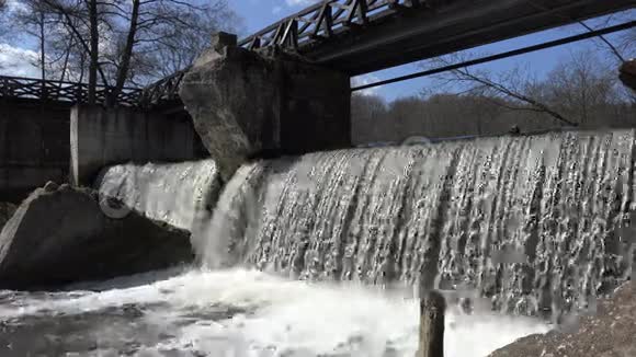 老荒木桥过江瀑水流4K视频的预览图